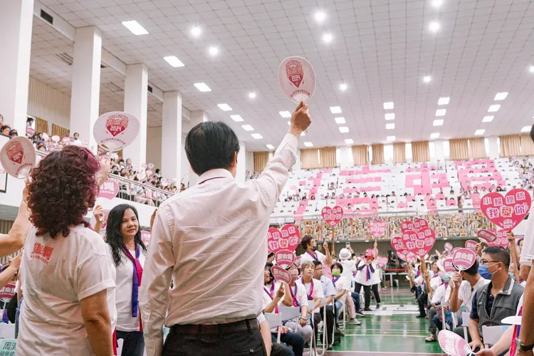 姐妹會成員排出信賴字樣迎接賴清德進場。賴辦提供