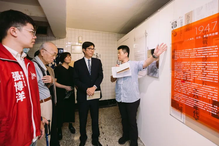 「自由紋理：探索在地Nylon足跡」全國巡展最後一站，今日下午在高雄三餘書店開幕。市府提供