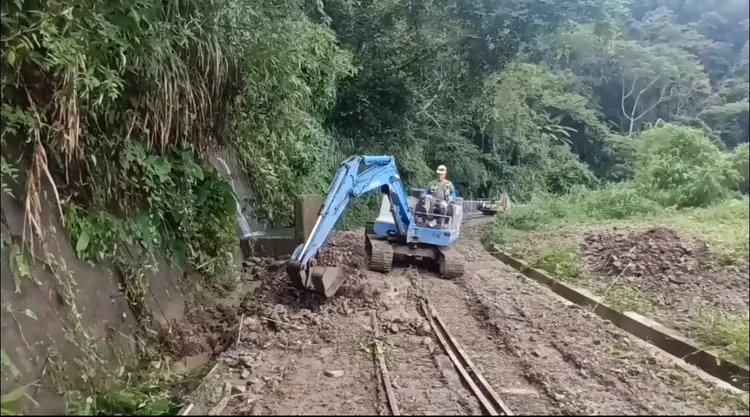 阿里山林鐵本線2處路段上邊坡土石滑落，預計今下午完成路線清理。林鐵提供