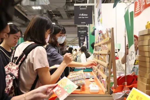 咖波、皇阿瑪齊聚!文博會商展開幕 一小時上萬民眾擠爆展場
