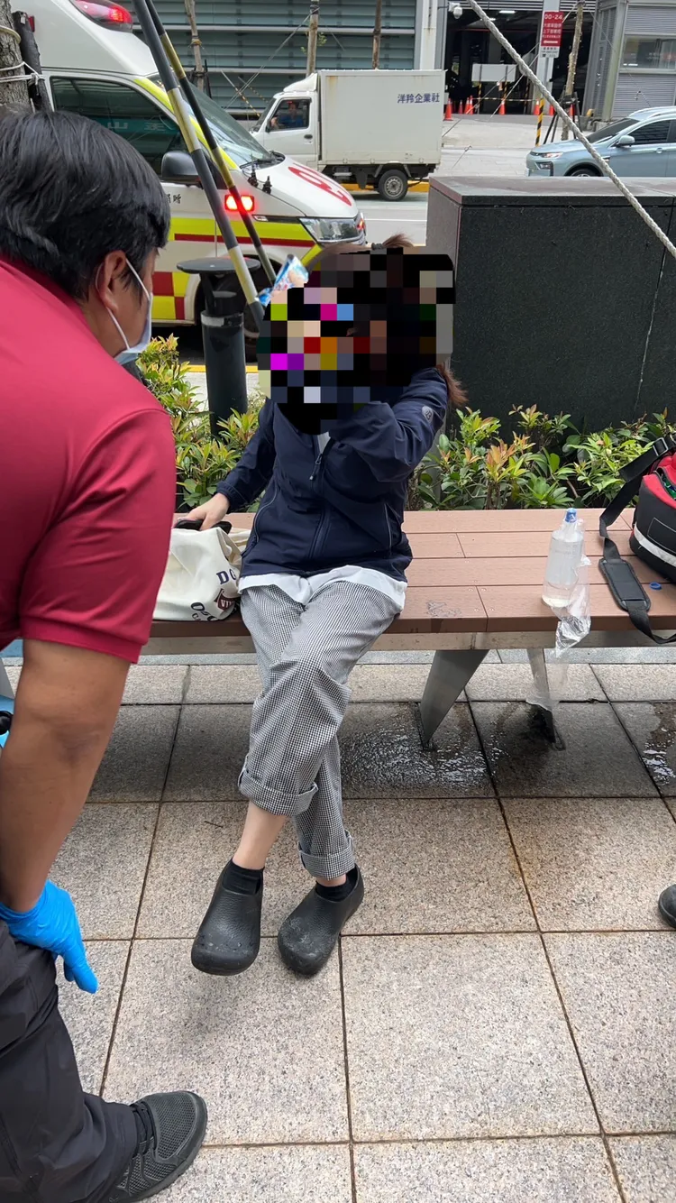 越南籍范女欲兌換人民幣卻遇上搶奪犯，眼睛與臉部被噴辣椒水紅腫疼痛。翻攝畫面