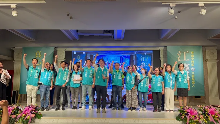 台中市第六區民進黨立委參選人江肇國昨晚舉辦募款餐會，政壇人士雲集。江肇國服務處提供