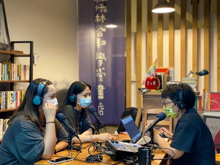 邱適珩（右）策劃Podcast節目，線上與聽讀者說書、就在地議題發聲。取自「柚仔林合和學堂書店」臉書粉專