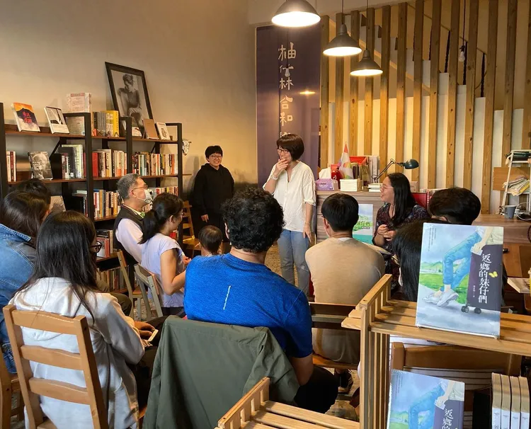 「柚合學書」不定期舉辦講座，涵蓋客家文化、飲食生活及自然生態等。取自「柚仔林合和學堂書店」臉書粉專