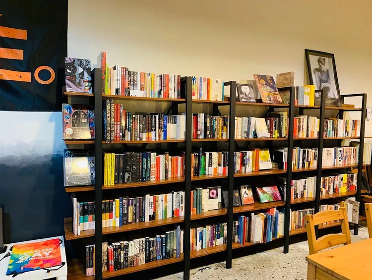 「柚合學書」每本書的上架都是店主邱適珩精心挑選。取自「柚仔林合和學堂書店」臉書粉專