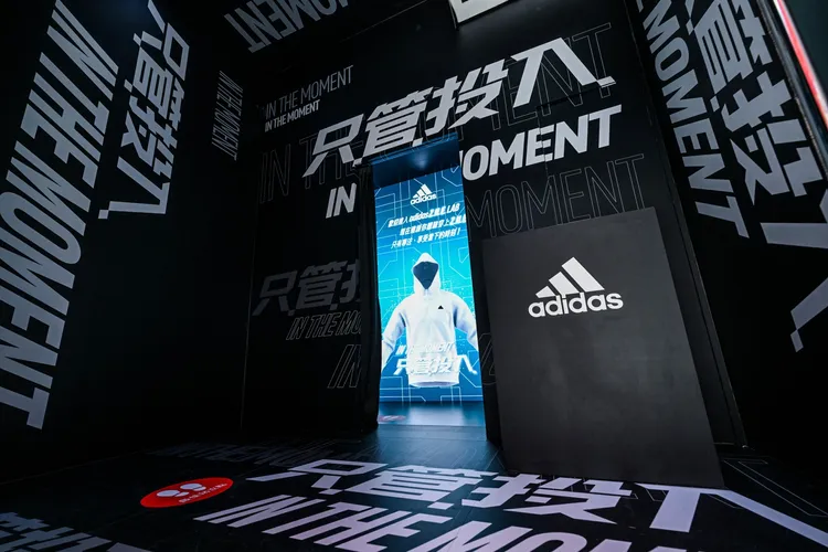 adidas在信義區成立的Z.N.E LAB沉浸式互動光影體驗區。品牌提供