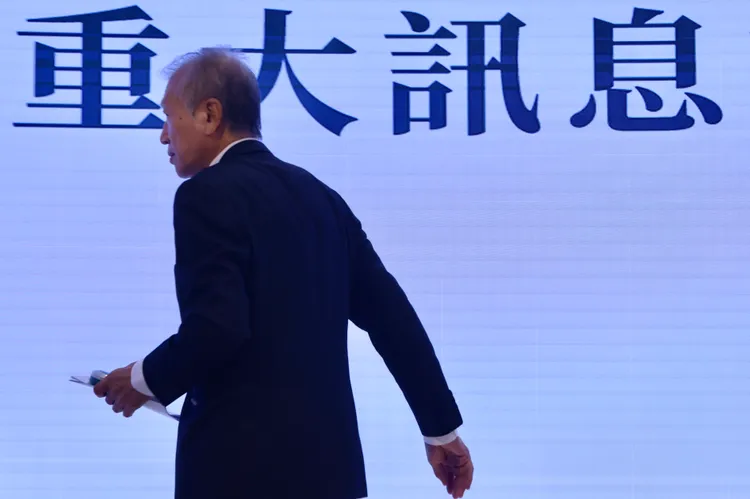 陳世銘在會中宣布辭去基泰建設董事長一職，隨後於記者會還在進行時，快閃離去。林林攝