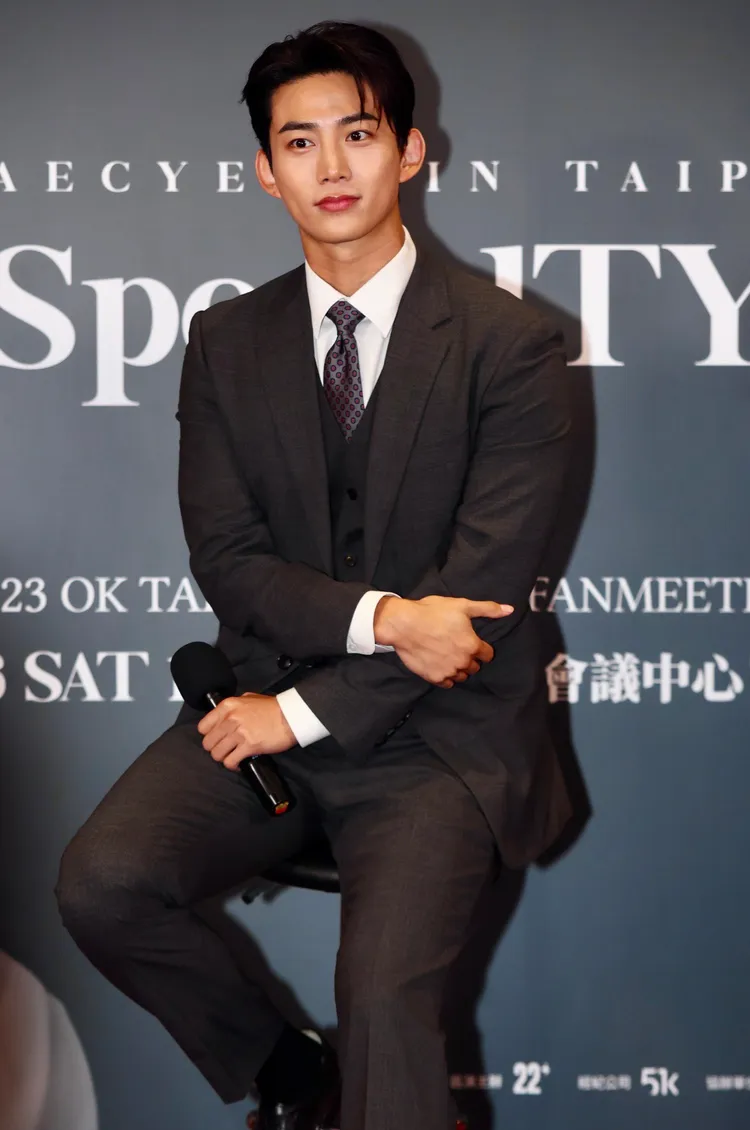 玉澤演今天記者會因下雨打亂行程，延遲18分鐘才開始，他一到場就先說不好意思。彭欣偉攝