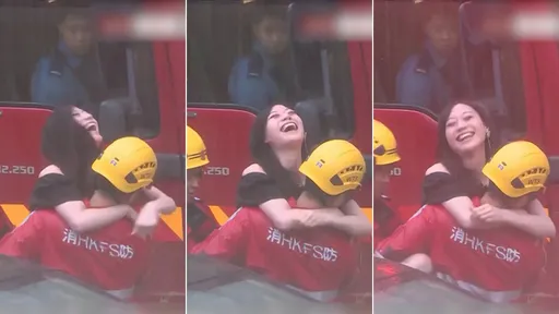 洪水中最開心的正妹　摟抱勇消興奮燦笑意外爆紅