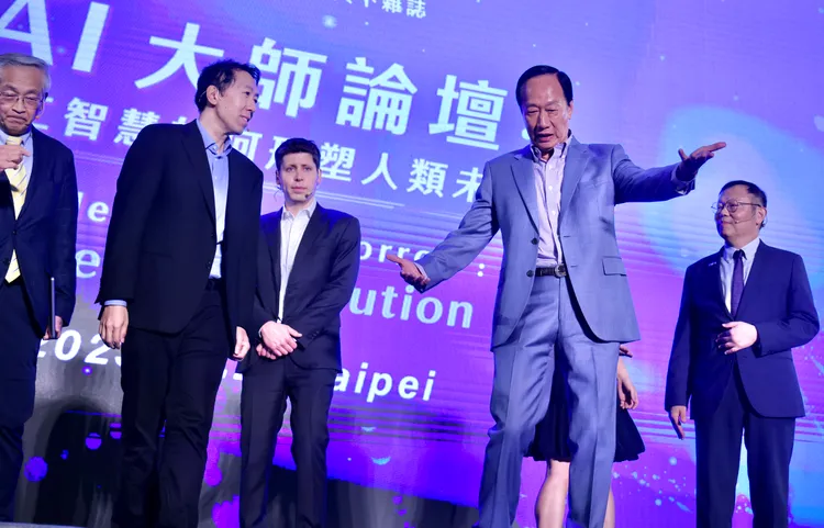 AI大師論壇「人工智慧如何形塑人類未來」，由左至右李傑、吳恩達、奧特曼、郭台銘、郭曉玲、林奇宏。林林攝