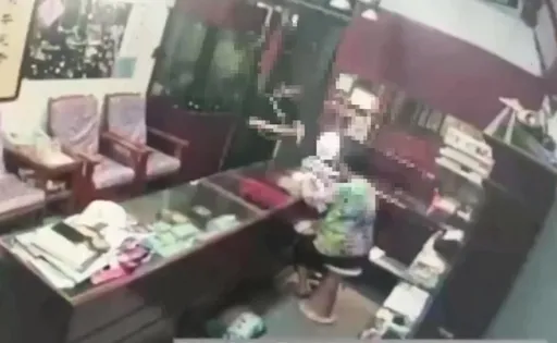 銀樓挑金項鍊佯刷卡付費卻搶了就跑　3度換車逃竄！毒鴛鴦12小時內遭逮