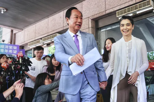 陳學聖揭賴佩霞能教書不是靠學位 要郭台銘別堅持老大「保證藍營起變化」