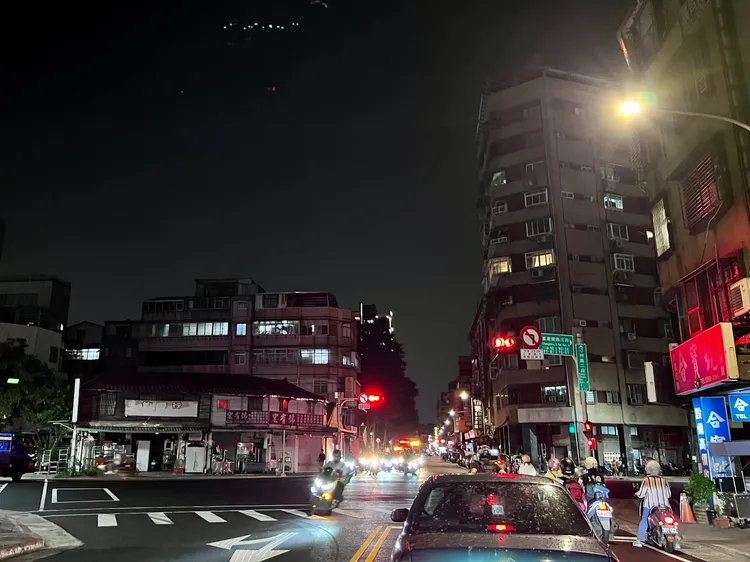 林帛亨駕車行經路口停讓行人，卻被後方計程車司機狂按喇叭嗆聲。翻攝自林帛亨臉書