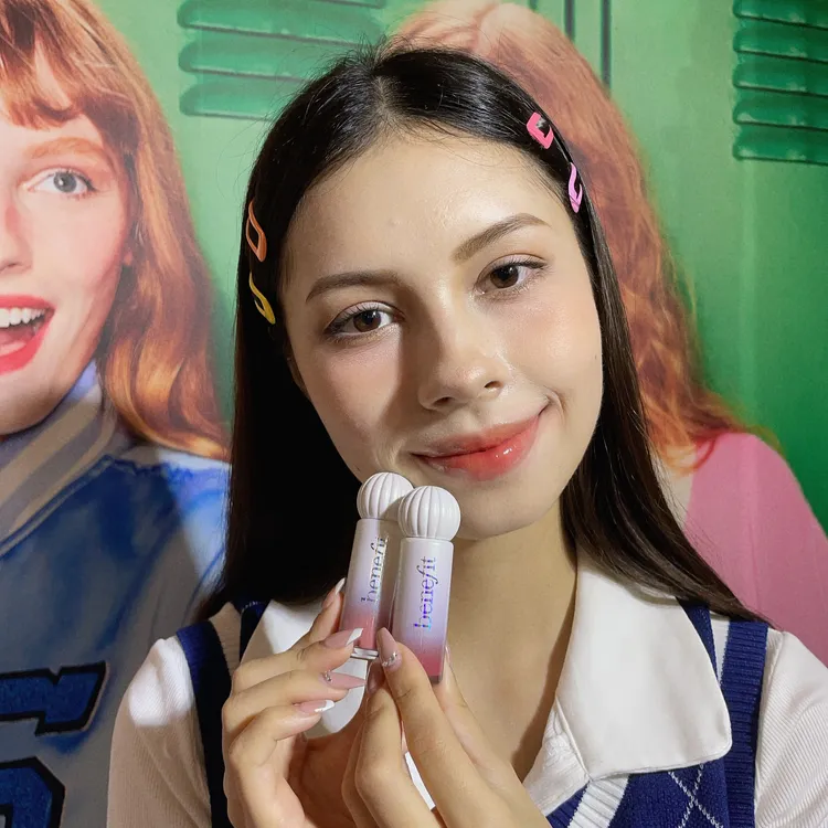 Model示範benefit一濺鍾情唇采露。張家玲攝