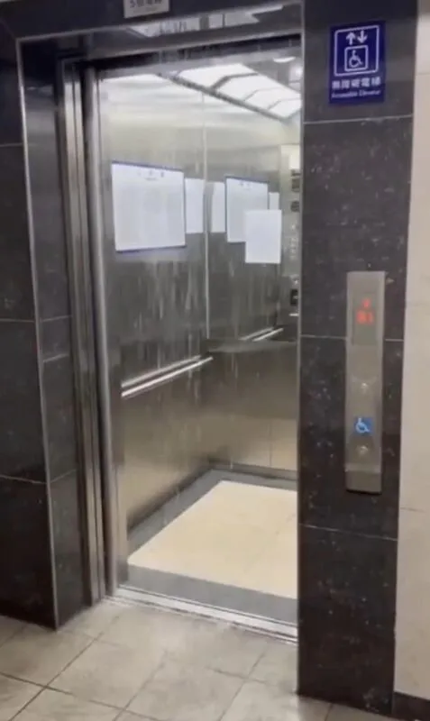 颱風海葵影響，花蓮3日下起間歇大雨，新城鄉北埔新建完成的青年住宅部分電梯、地下室及一樓店面也下大雨、積水，大水直接從電梯井往下灌。中央社（民眾提供）
