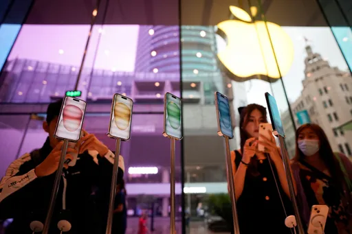 iPhone 15這款耗電過熱！科技網紅嘆失望　這色降價1千沒人要