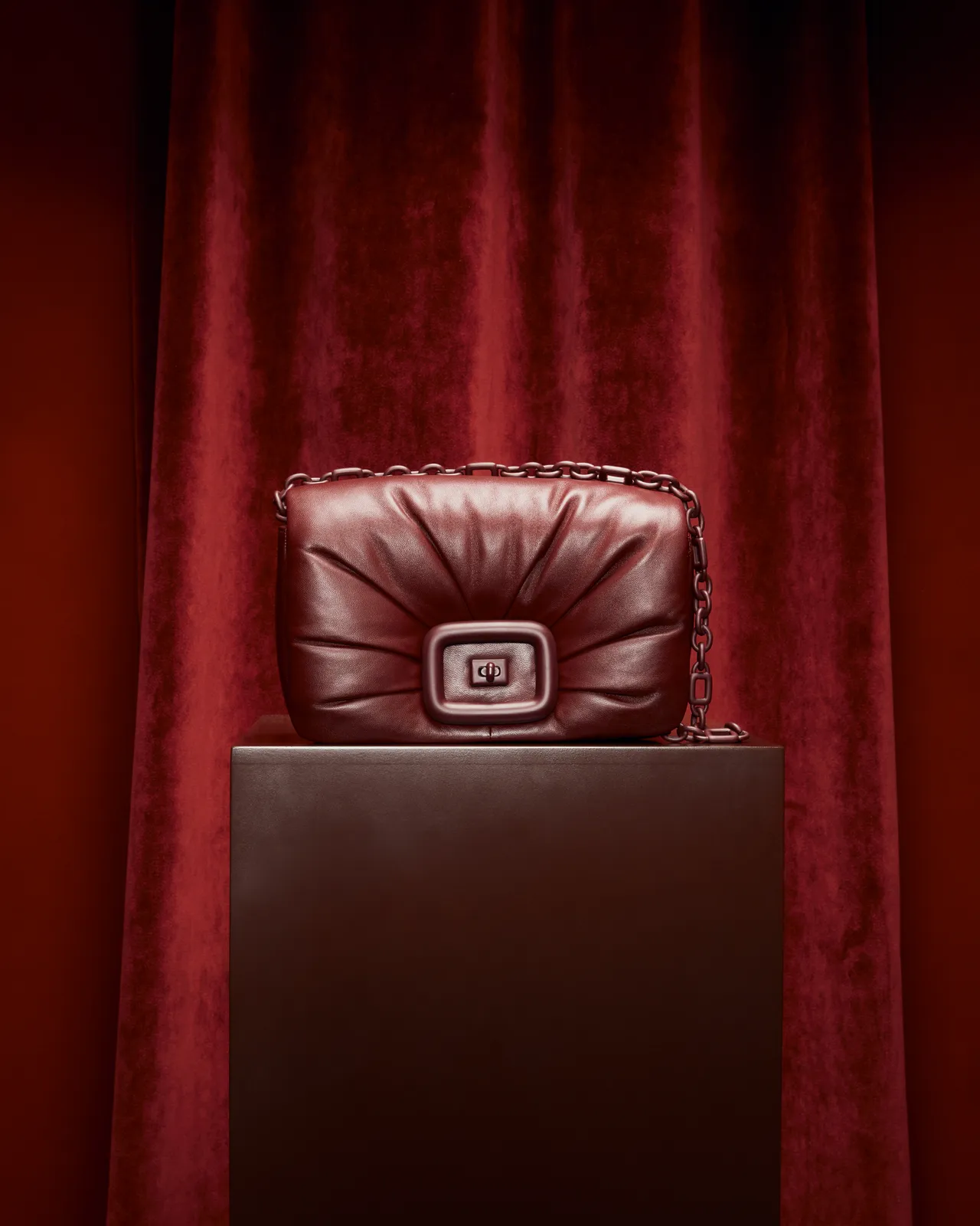 Viv’ Choc枕型肩背包正中央的寶石造型是包款一大亮點。品牌提供