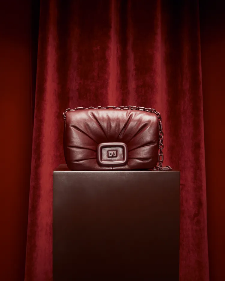 Viv’ Choc枕型肩背包正中央的寶石造型是包款一大亮點。品牌提供