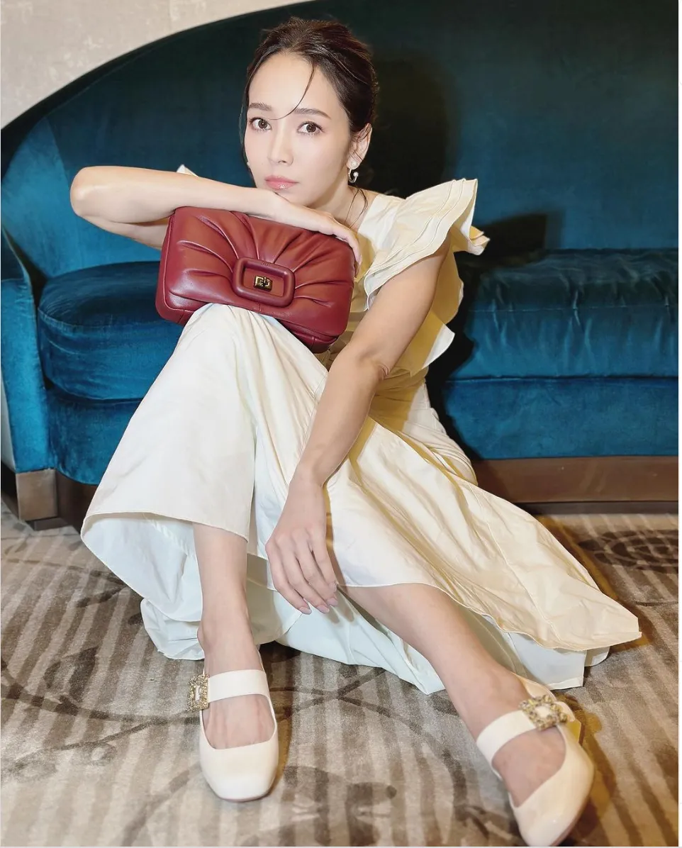 女星侯佩岑手拿Roger Vivier Viv’Choc Bag。翻攝侯佩岑IG