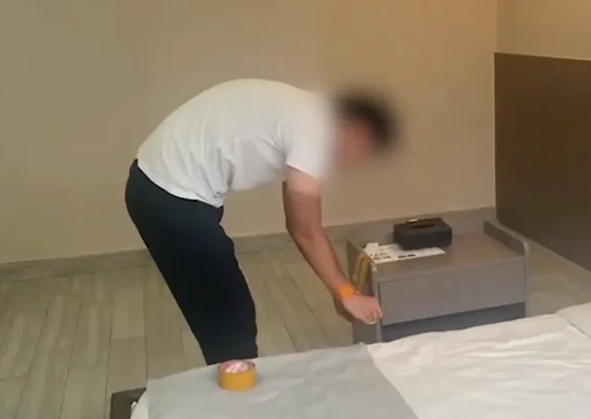 留學生自己用膠帶綁手封口，拍攝「遇綁」影片。翻攝微博