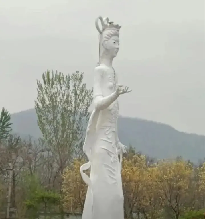 遭到批評太醜的「牡丹仙子」雕像。翻攝微博