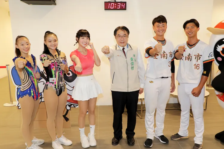 黃偉哲宣布金牌加碼5萬元，激勵選手奮力一搏。市府提供