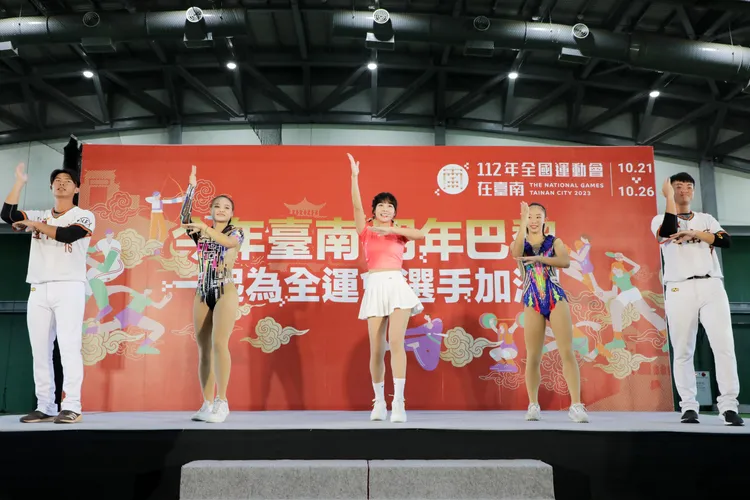 籃籃現身活動會場，大跳應援舞。市府提供