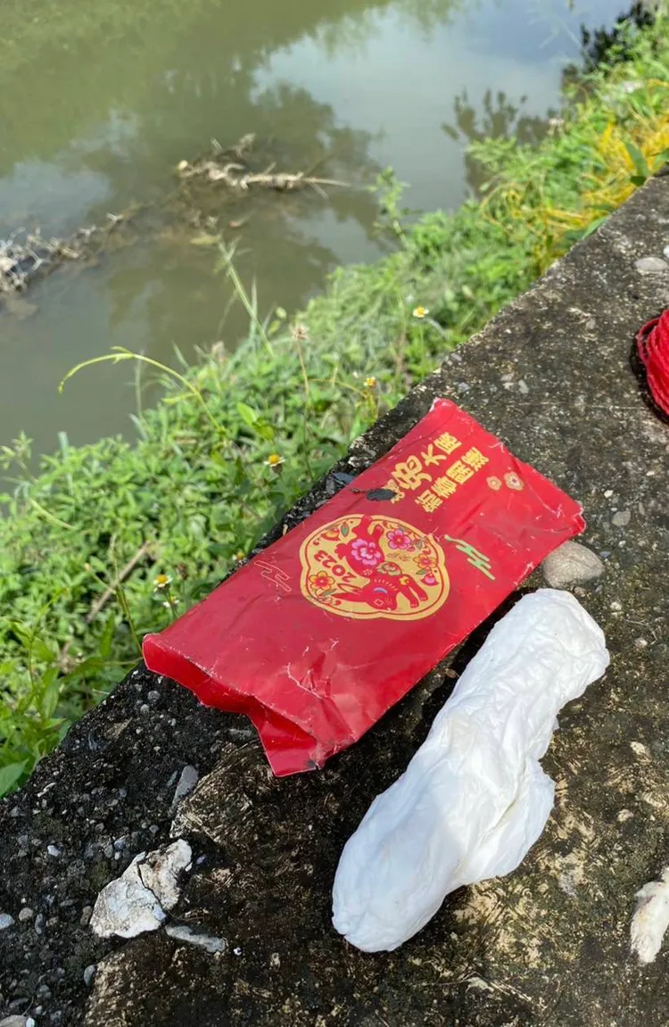 陳嫌犯案後將凶刀放進紅包袋，丟棄在附近大排。民眾提供