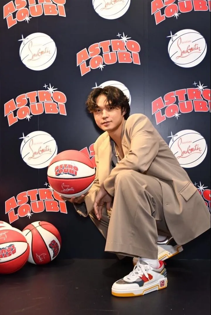 機村勇斗穿著ASTROLOUBI藍銀拼色運動鞋。翻攝機村勇斗IG