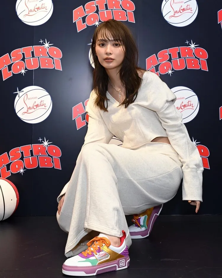 內田理央穿著ASTROLOUBI亮金粉紫拼色運動鞋。翻攝內田理央IG