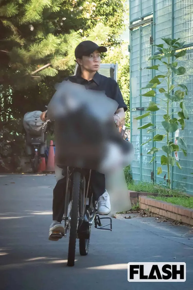 菅野美穗騎同一台車送兒子去棒球教室。翻攝《FLASH》