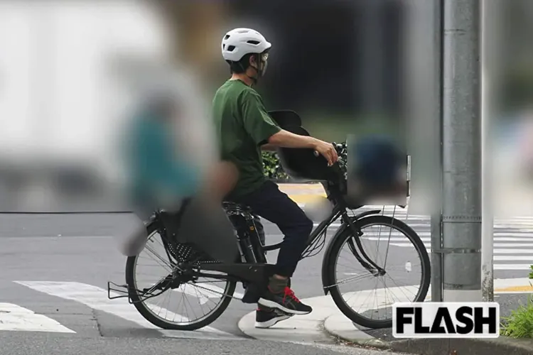 堺雅人戴安全帽騎單車載女兒。翻攝《FLASH》