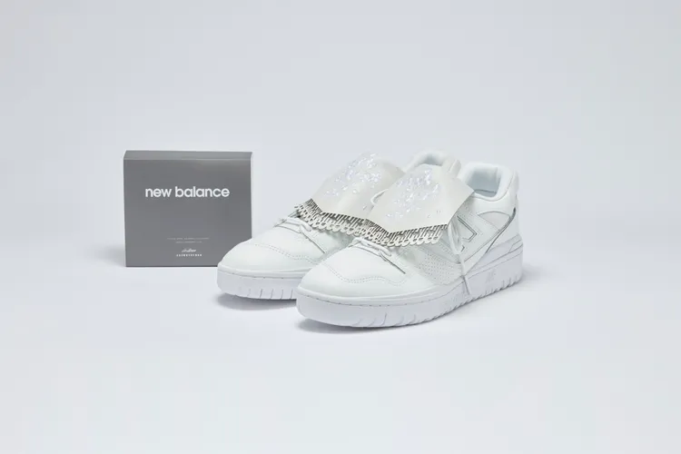 ​​New Balance_ANOWHEREMAN x NB GREY 訂製鞋飾組。品牌提供