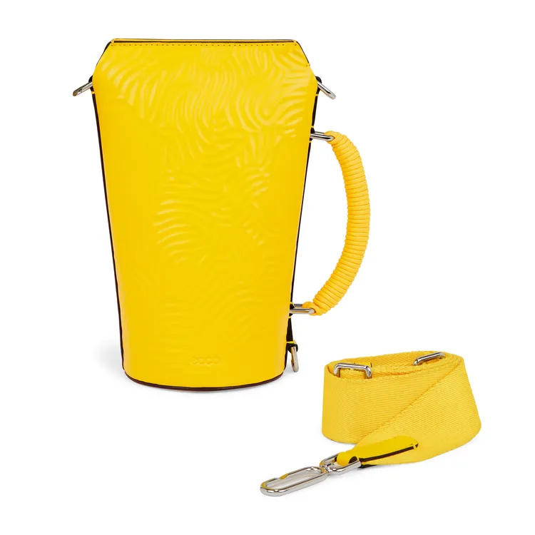 Pot BagOversized Finger Print提把斜背包光譜黃，8380元。品牌提供