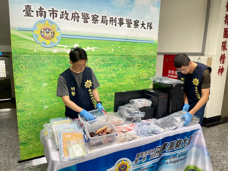 警方查扣大量證物，赫然發現鴿會有內外帳冊涉詐賭。讀者提供