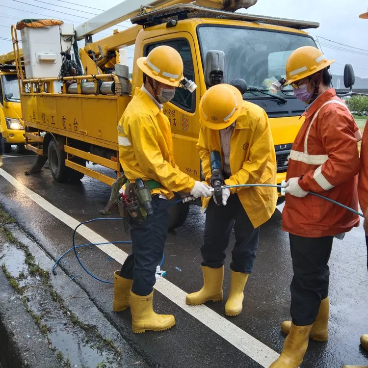 張峻瑋(中)和其他同仁前往事故現場進行接線復舊工程。台電提供