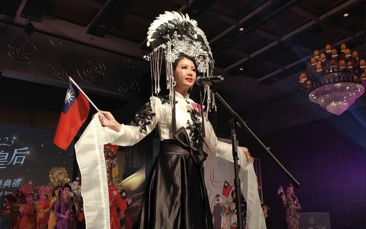 佳麗們拿著自己國家國旗進場，讓台灣被國際看見，圖為獲得城市大使獎&最具美韻動人獎郭文卿(ARIEL)，不但是一位好媽媽，工作上更是一名得獎金牌繡眉師。翻攝畫面