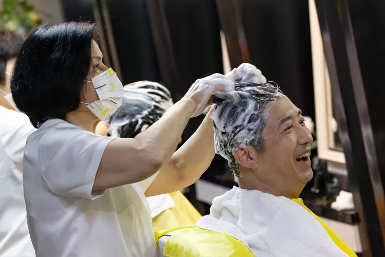 哈林（右）在台南洗頭，開心不已。好看娛樂提供