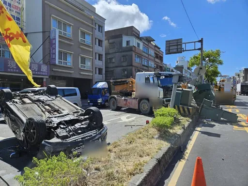 變換車道不慎！　聯結車撞翻小客車釀2傷