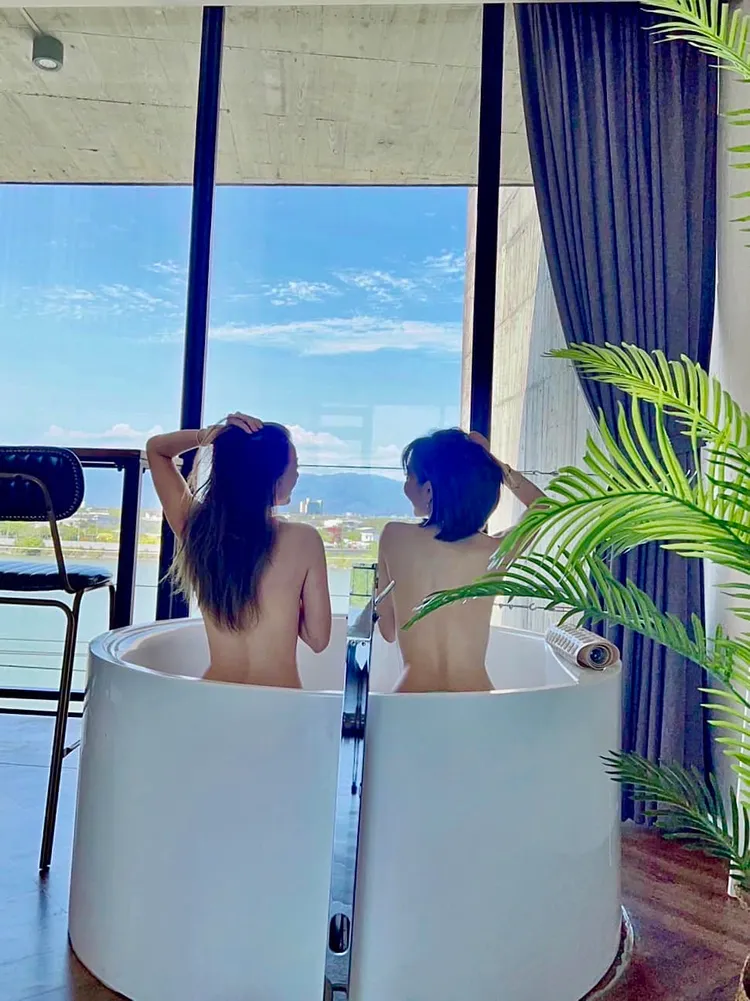 羅巧倫、林韋君大秀裸背。翻攝自林韋君臉書
