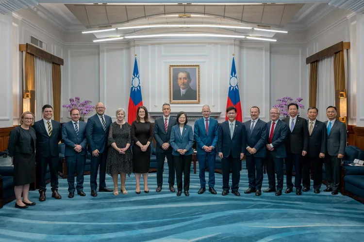 蔡英文和訪賓一行合影。總統府提供