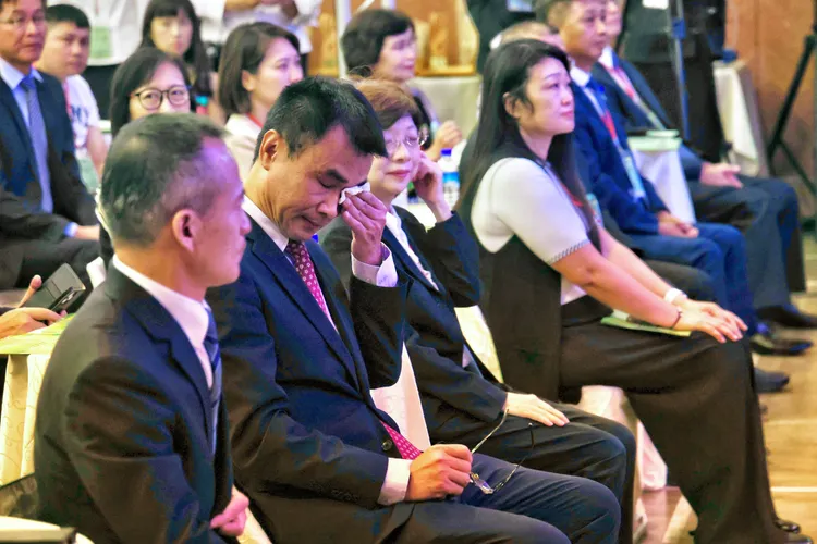 陳吉仲臨別謝農民哽咽哭了。林林攝影