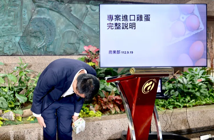 陳吉仲為進口蛋爭議鞠躬致歉。林林攝