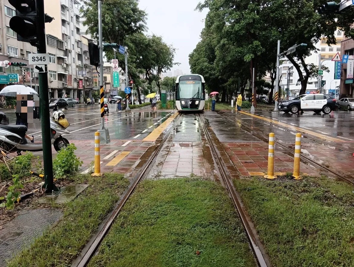 輕軌四維二路與凱旋二路口時，遭腳踏車擦撞。警方提供