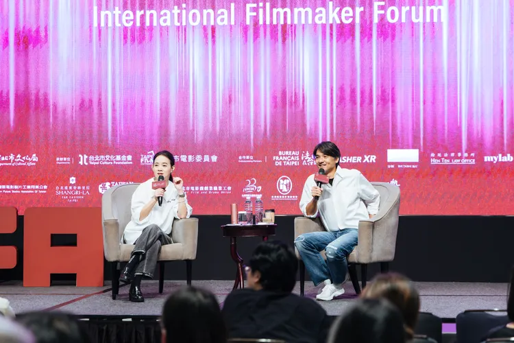 曾寶儀和馮德倫在講座上對談。台北市電影委員會提供