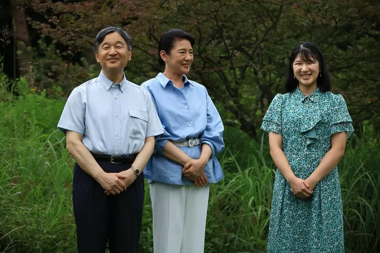 愛子公主（右）8月陪德仁天皇夫婦到那須御用邸避暑。翻攝《AERA dot.》