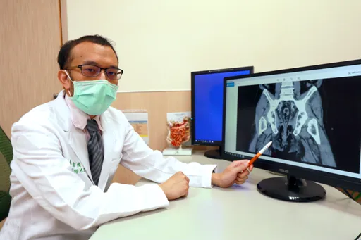 老翁摳「菊花」助排便 細菌感染害肛門壞死!清創手術救命