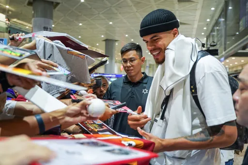 年薪10億NBA巨星今晨抵台!來台灣為了這件事 粉絲嗨爆機場