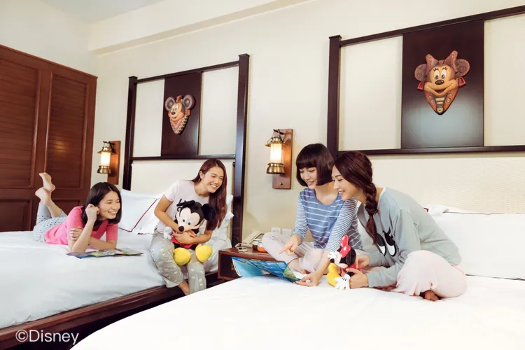「迪士尼探索家度假酒店」房間設計以4個熱帶地區亞洲、大洋洲、南美洲及非洲為主題打造，別具探險氣息。香港迪士尼提供