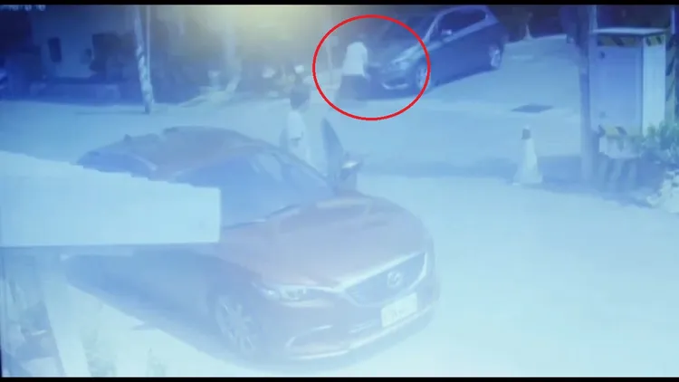 轎車往車站方向滑行，駕駛一度肉身擋車。民眾提供